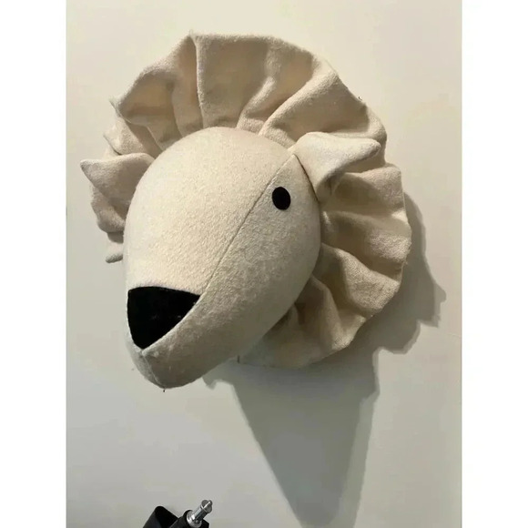Mounted plush lion head - Picture 2 of 3